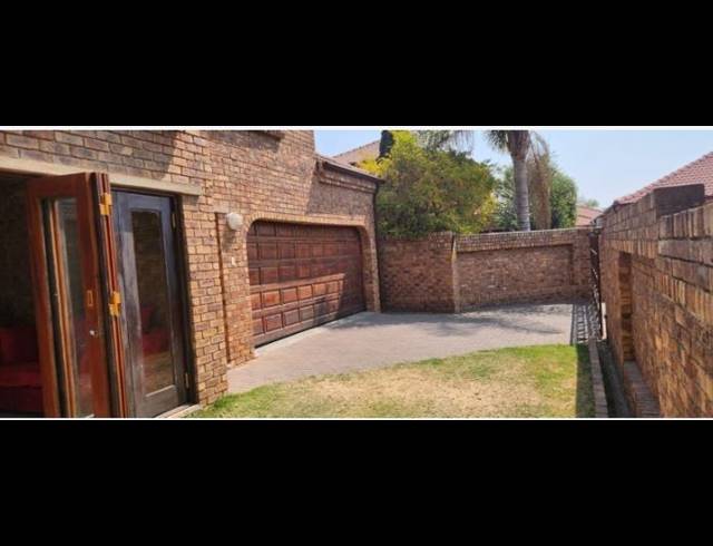 4 BEDROOM TOWNHOUSE FOR SALE IN NORTH RIDING